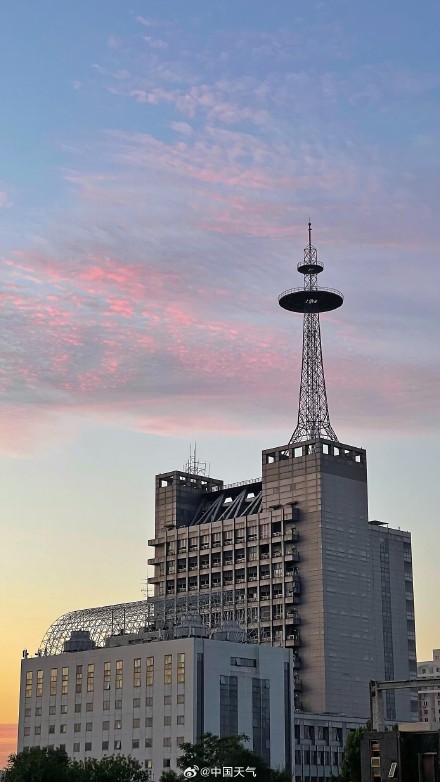 北京现梦幻粉色鱼鳞云朝霞