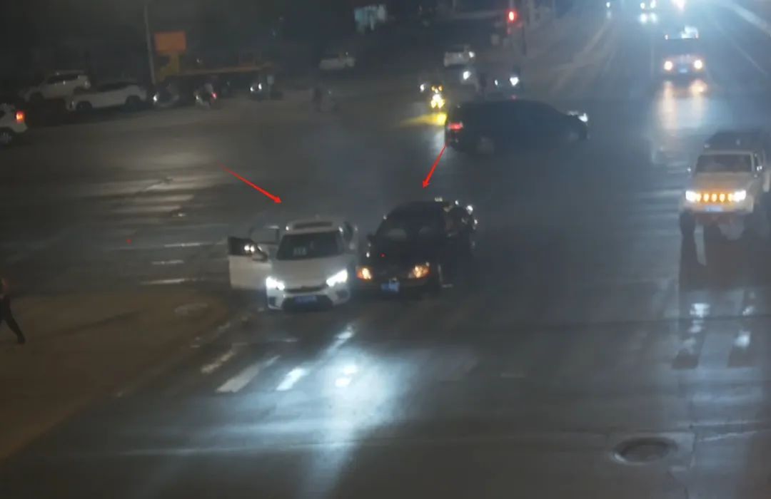 醉驾上路,撞了两次逃了两次,最后躲草丛睡觉!刑拘! 醉驾上路,撞了两次逃了两次,最后躲草丛睡觉!刑拘!