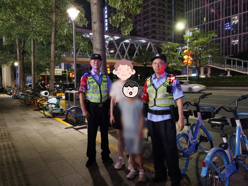 孩子骑滑板车横穿马路,民警一把拉回! 孩子骑滑板车横穿马路,民警一把拉回!