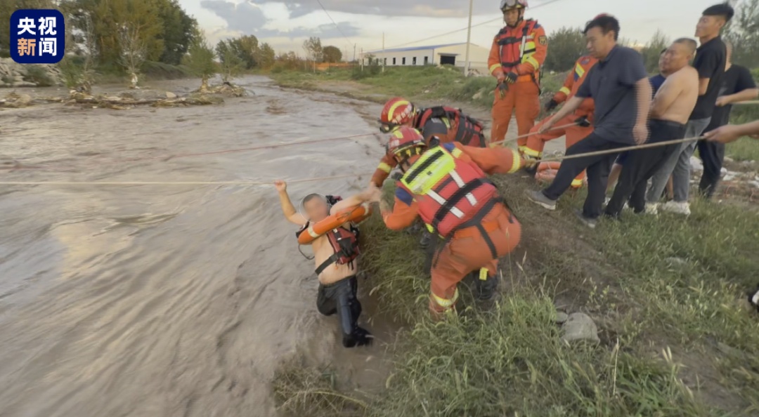 太惊险!男子被困河道中央,消防员“飞”了出去…… 太惊险!男子被困河道中央,消防员“飞”了出去……