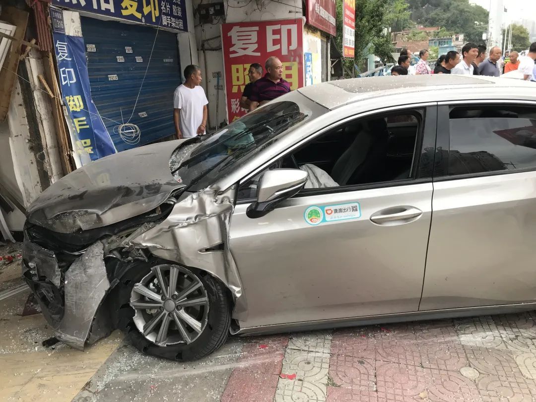 凌晨突发,贵阳一轿车冲入店铺!车主:如厕回来车丢了,在一公里外撞得“稀巴烂”... 凌晨突发,贵阳一轿车冲入店铺!车主:如厕回来车丢了,在一公里外撞得“稀巴烂”...