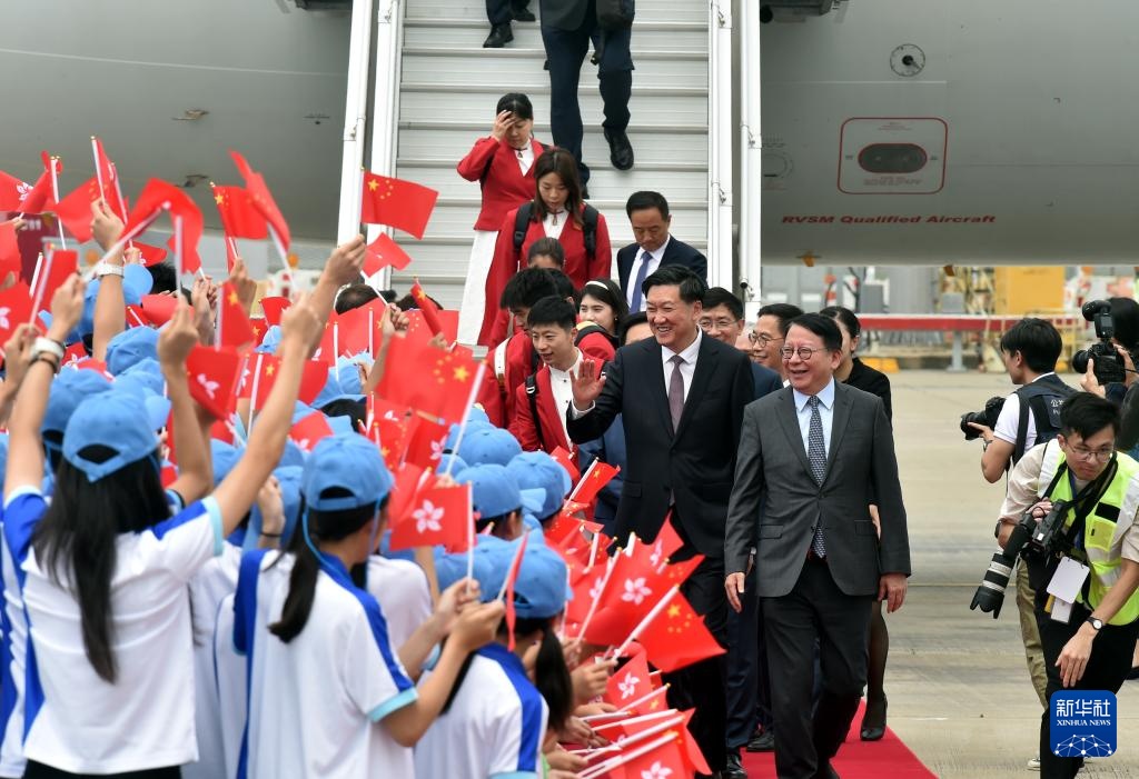 内地奥运健儿代表团抵达香港开始访问