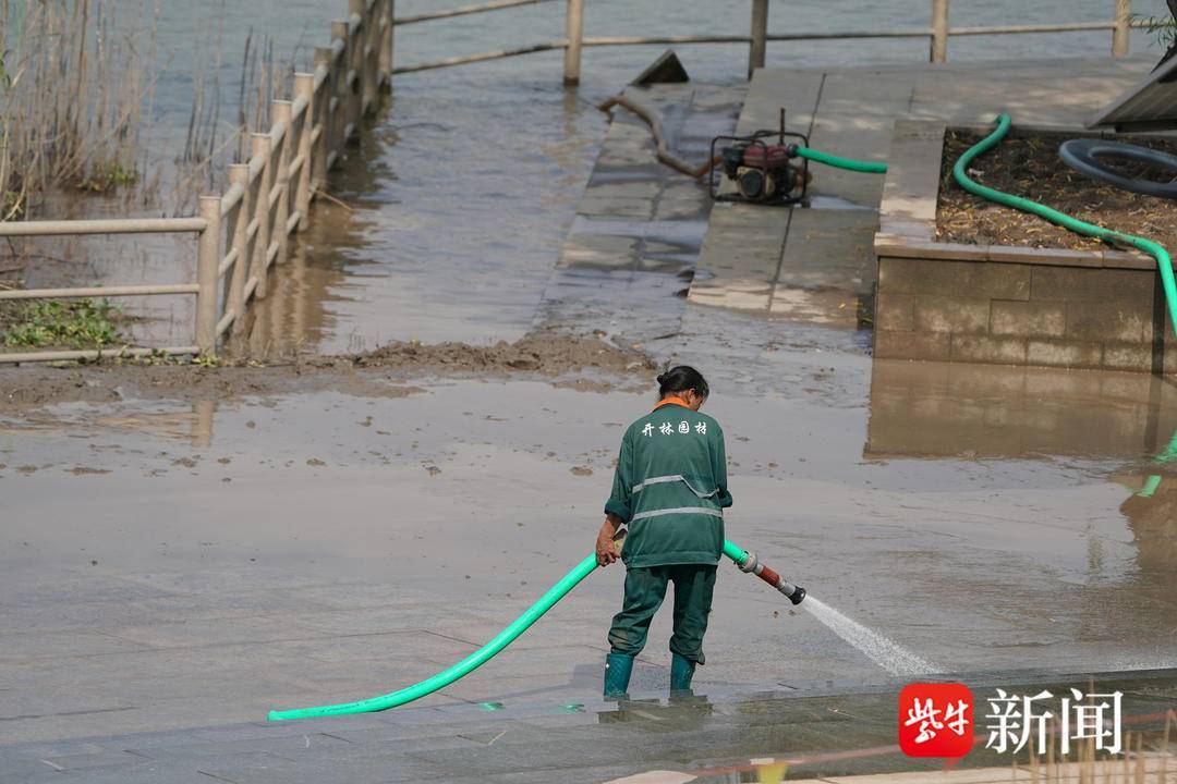 南京长江水退了,工人冒着高温清淤忙 南京长江水退了,工人冒着高温清淤忙