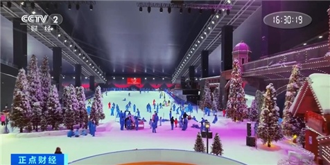 室内滑雪场火爆！“反季玩雪”成消费新亮点 冷经济释放热效应