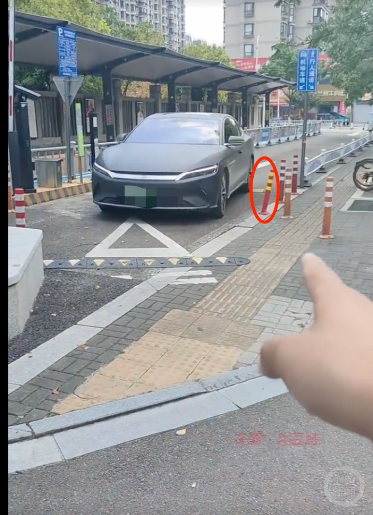 撞倒一根塑料隔离柱遭索赔900元?网上售价7块5!当地回应→ 撞倒一根塑料隔离柱遭索赔900元?网上售价7块5!当地回应→