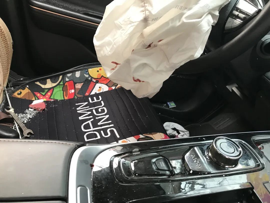 凌晨突发,贵阳一轿车冲入店铺!车主:如厕回来车丢了,在一公里外撞得“稀巴烂”... 凌晨突发,贵阳一轿车冲入店铺!车主:如厕回来车丢了,在一公里外撞得“稀巴烂”...