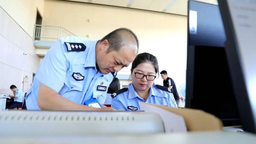 为了“5555”连号车牌 他们竟然临时“结婚”? 为了“5555”连号车牌 他们竟然临时“结婚”?