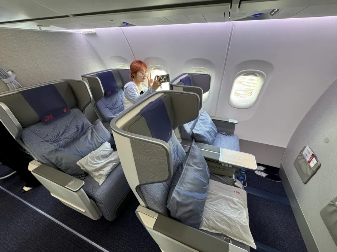 首架身披国旗的C919飞抵北京