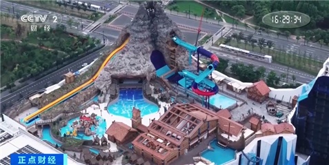 室内滑雪场火爆！“反季玩雪”成消费新亮点 冷经济释放热效应