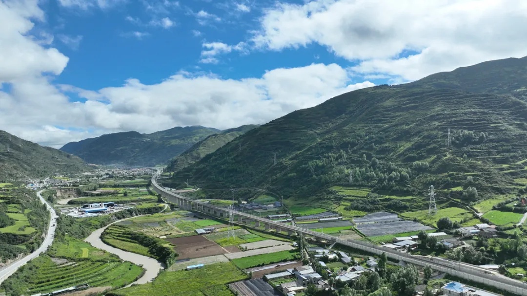 最低票价115元，最快99分钟飚拢！成都往返黄龙九寨动车30日开通