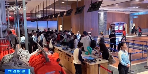 室内滑雪场火爆！“反季玩雪”成消费新亮点 冷经济释放热效应