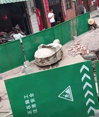 湖南武冈一工地挖出一只数千斤重石龟，此前已发现两只，当地：正研究保护方案