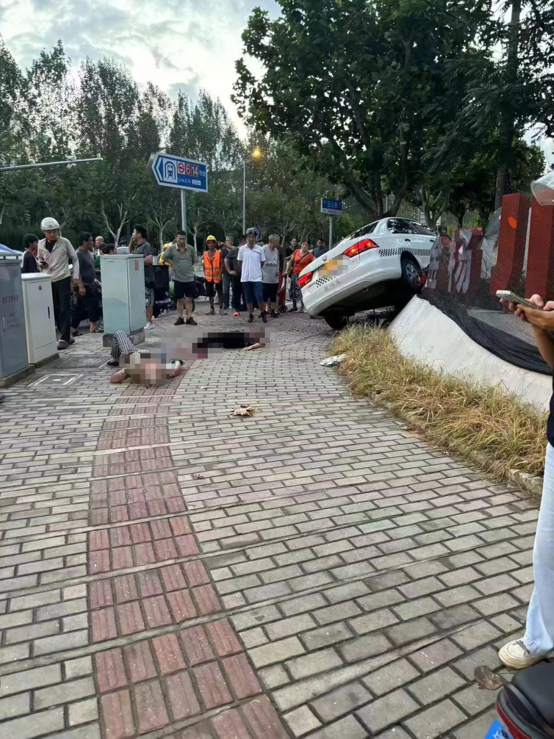 上海街头突发!教练车驶入人行道致3人受伤,因避让闯红灯电瓶车 上海街头突发!教练车驶入人行道致3人受伤,因避让闯红灯电瓶车