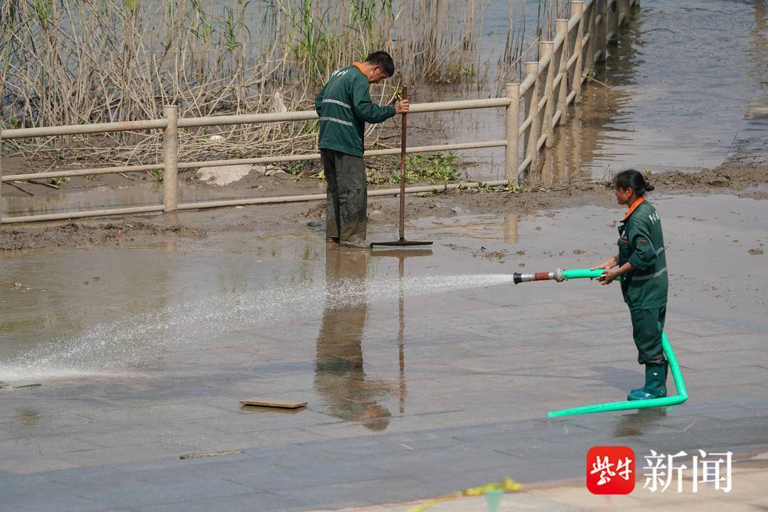 南京长江水退了,工人冒着高温清淤忙 南京长江水退了,工人冒着高温清淤忙