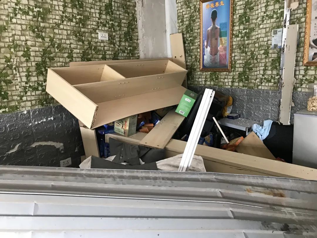 凌晨突发,贵阳一轿车冲入店铺!车主:如厕回来车丢了,在一公里外撞得“稀巴烂”... 凌晨突发,贵阳一轿车冲入店铺!车主:如厕回来车丢了,在一公里外撞得“稀巴烂”...