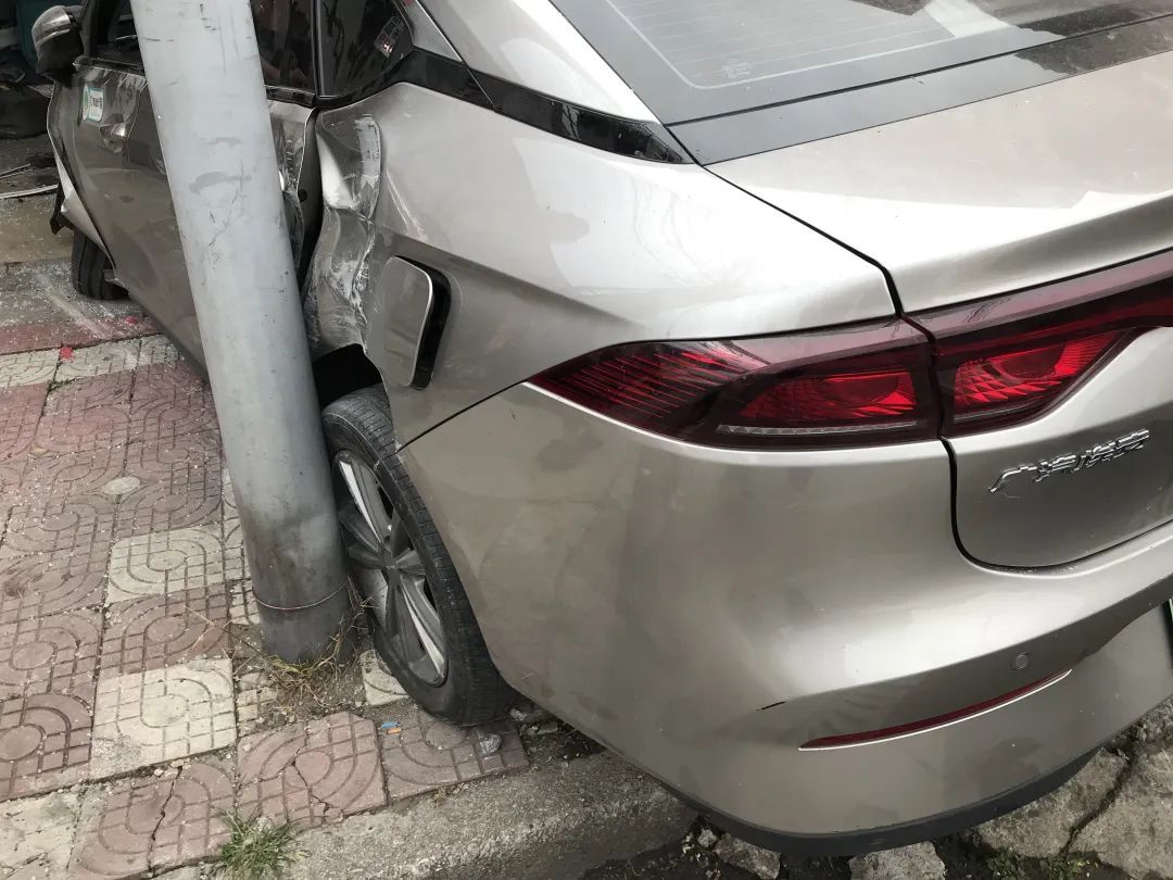 凌晨突发,贵阳一轿车冲入店铺!车主:如厕回来车丢了,在一公里外撞得“稀巴烂”... 凌晨突发,贵阳一轿车冲入店铺!车主:如厕回来车丢了,在一公里外撞得“稀巴烂”...