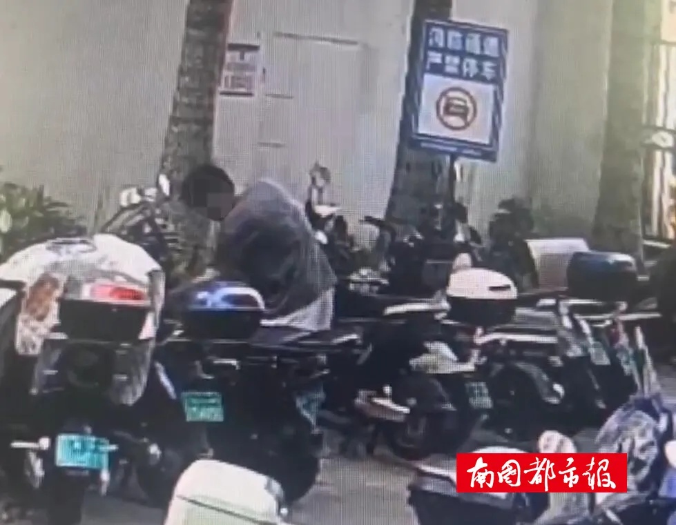 小伙路上“顺”走30元头盔，被行拘5日！