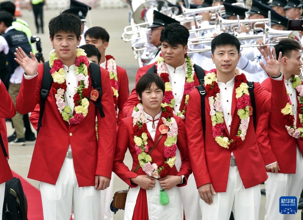 内地奥运健儿代表团抵达香港开始访问