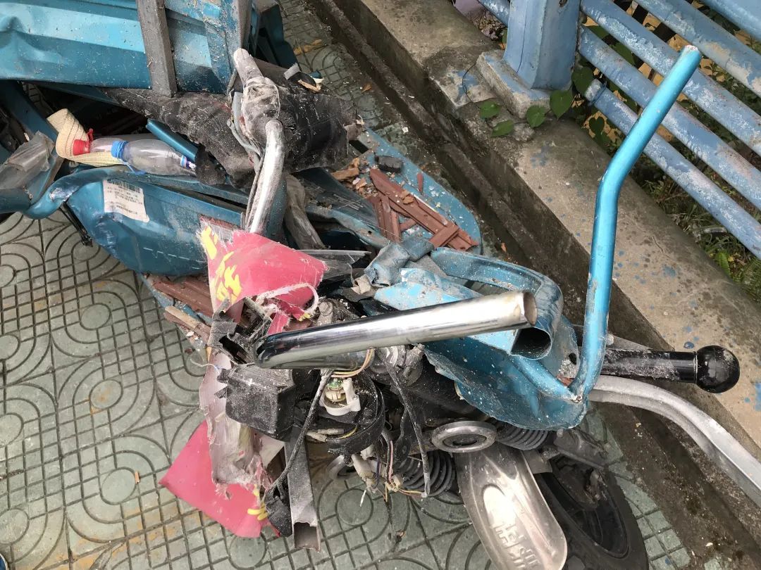 凌晨突发,贵阳一轿车冲入店铺!车主:如厕回来车丢了,在一公里外撞得“稀巴烂”... 凌晨突发,贵阳一轿车冲入店铺!车主:如厕回来车丢了,在一公里外撞得“稀巴烂”...