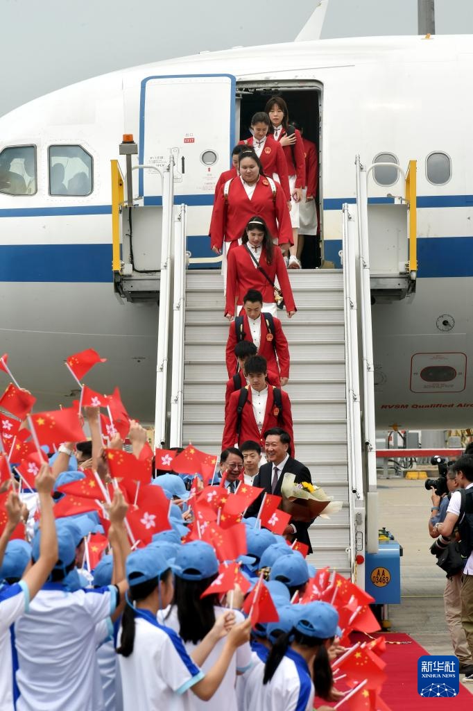 内地奥运健儿代表团抵达香港开始访问