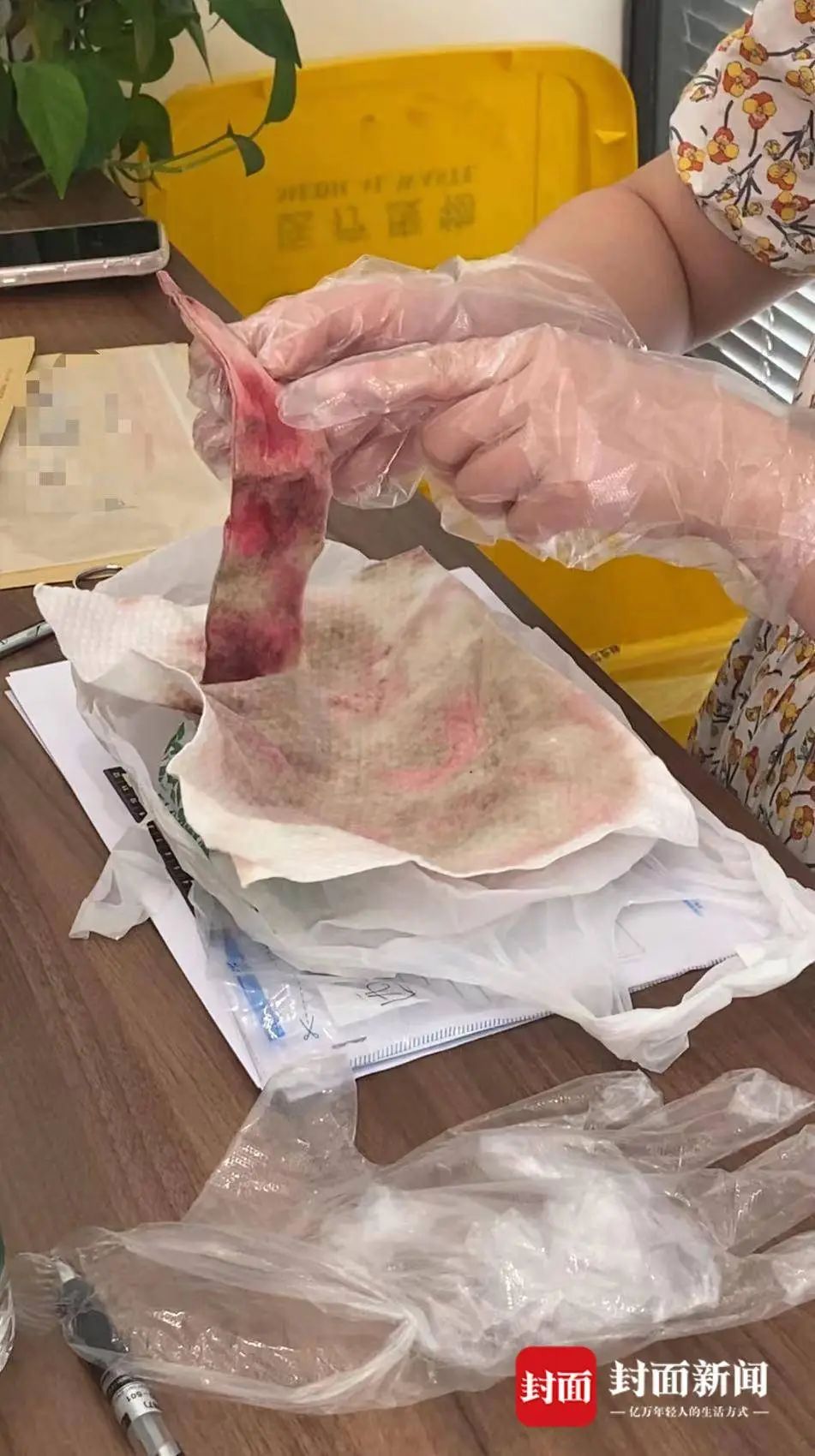 飞机置物袋内发现渗血布条！女乘客讨要说法，航司如此回应→