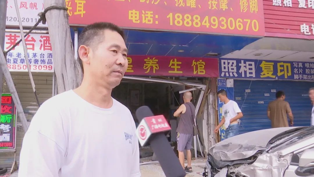 凌晨突发,贵阳一轿车冲入店铺!车主:如厕回来车丢了,在一公里外撞得“稀巴烂”... 凌晨突发,贵阳一轿车冲入店铺!车主:如厕回来车丢了,在一公里外撞得“稀巴烂”...