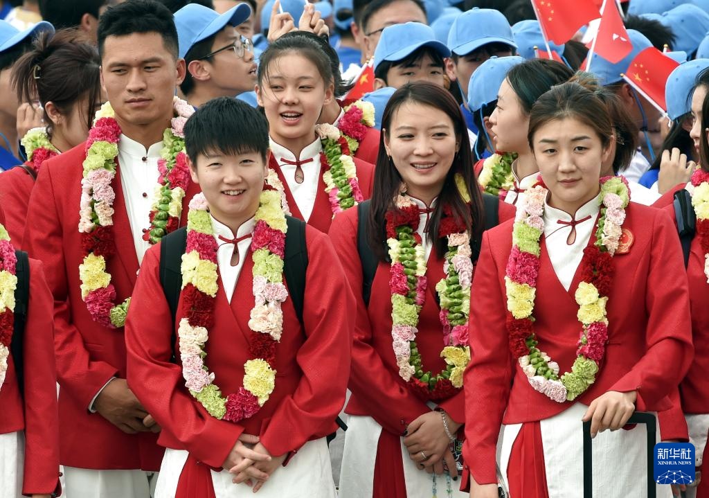 内地奥运健儿代表团抵达香港开始访问