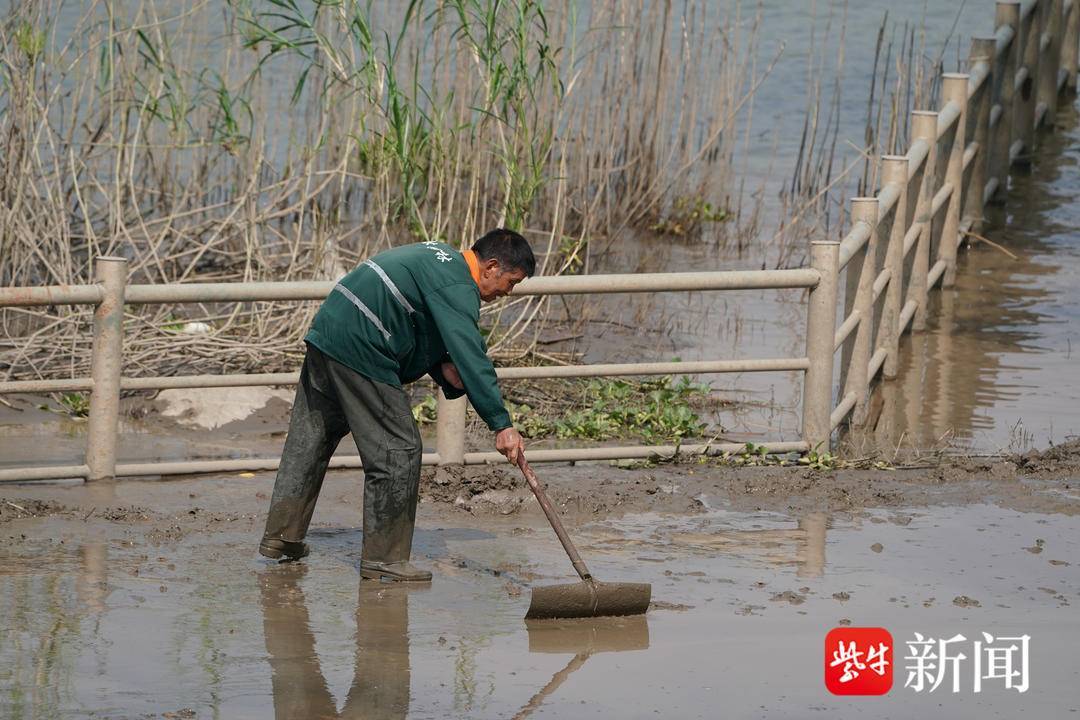 南京长江水退了,工人冒着高温清淤忙 南京长江水退了,工人冒着高温清淤忙