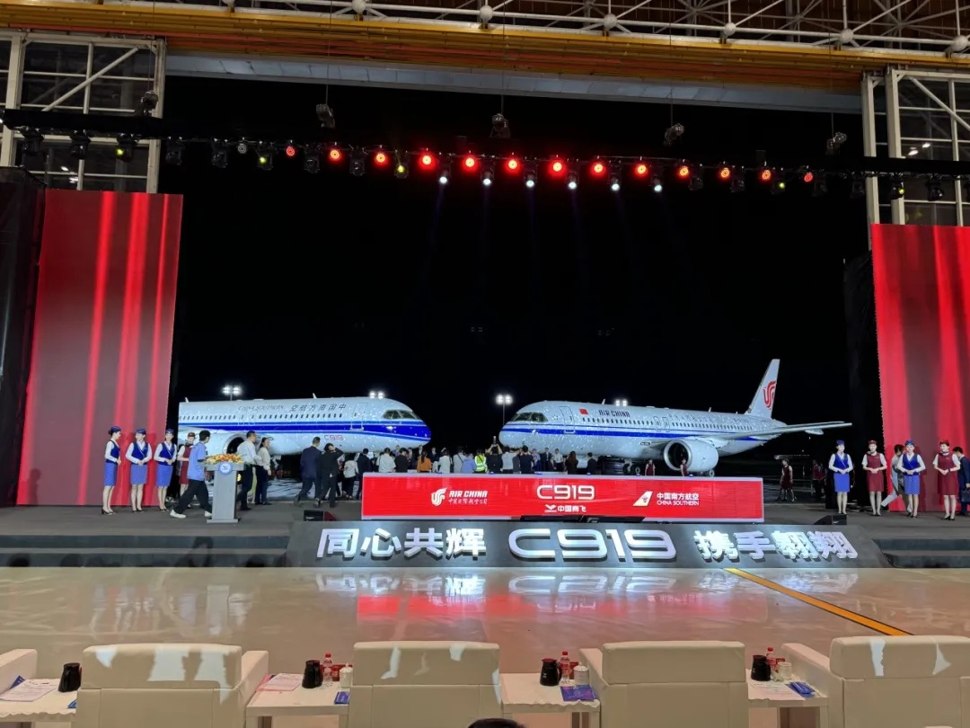 首架身披国旗的C919飞抵北京