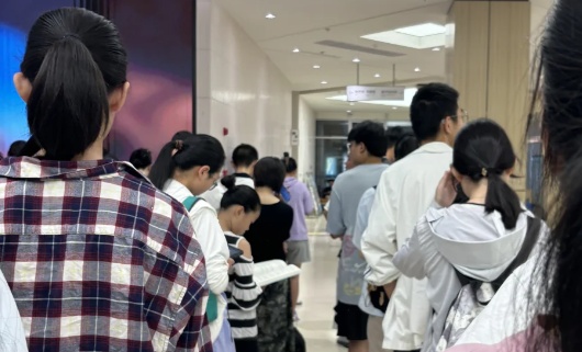 只剩最后3天!很多杭州人真急了!一大早,这里瞬间排起长队... 只剩最后3天!很多杭州人真急了!一大早,这里瞬间排起长队...