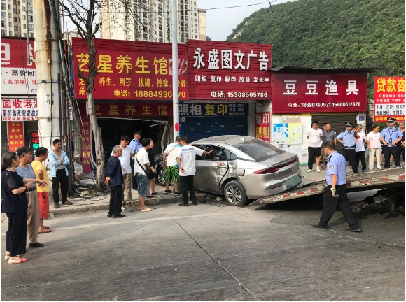 凌晨突发,贵阳一轿车冲入店铺!车主:如厕回来车丢了,在一公里外撞得“稀巴烂”... 凌晨突发,贵阳一轿车冲入店铺!车主:如厕回来车丢了,在一公里外撞得“稀巴烂”...