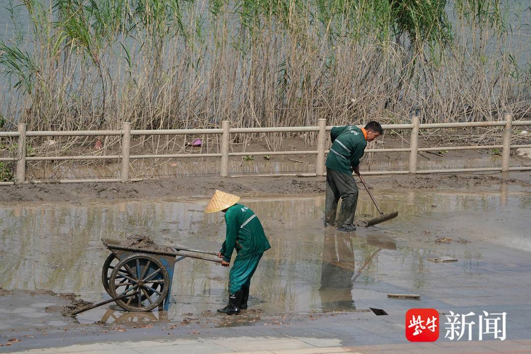 南京长江水退了,工人冒着高温清淤忙 南京长江水退了,工人冒着高温清淤忙