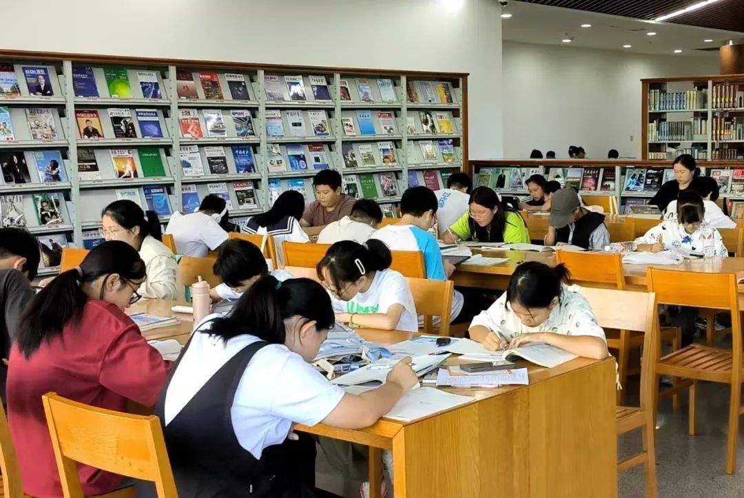 要来不及了！有妈妈连续熬夜陪孩子，浙江有学校发出通知，网友：建议推广