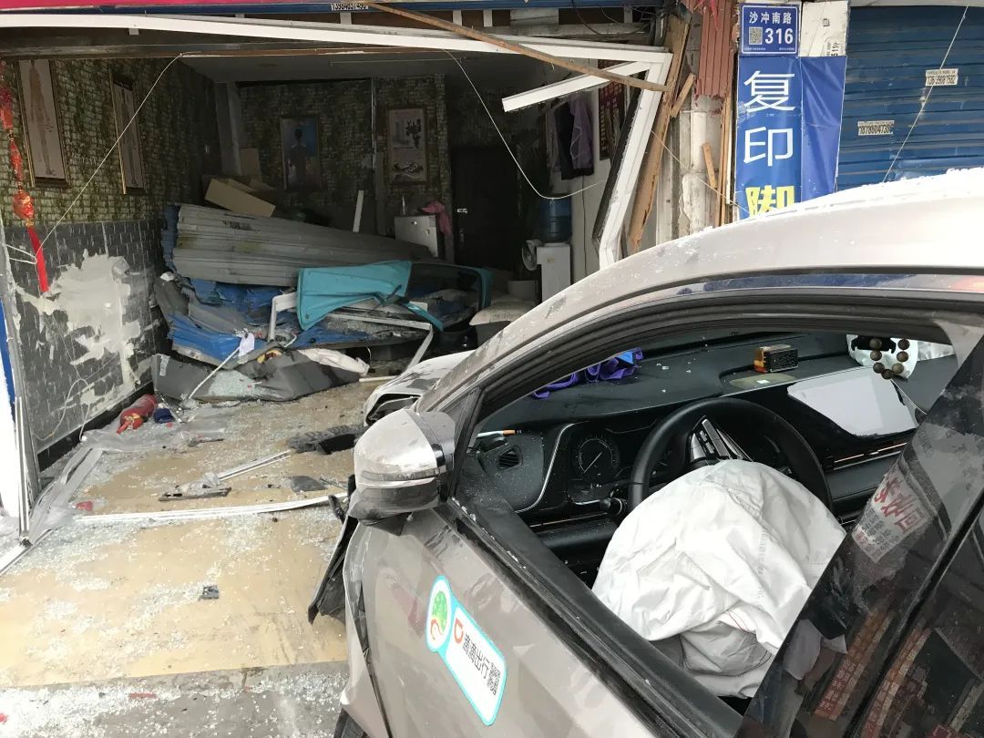 凌晨突发,贵阳一轿车冲入店铺!车主:如厕回来车丢了,在一公里外撞得“稀巴烂”... 凌晨突发,贵阳一轿车冲入店铺!车主:如厕回来车丢了,在一公里外撞得“稀巴烂”...
