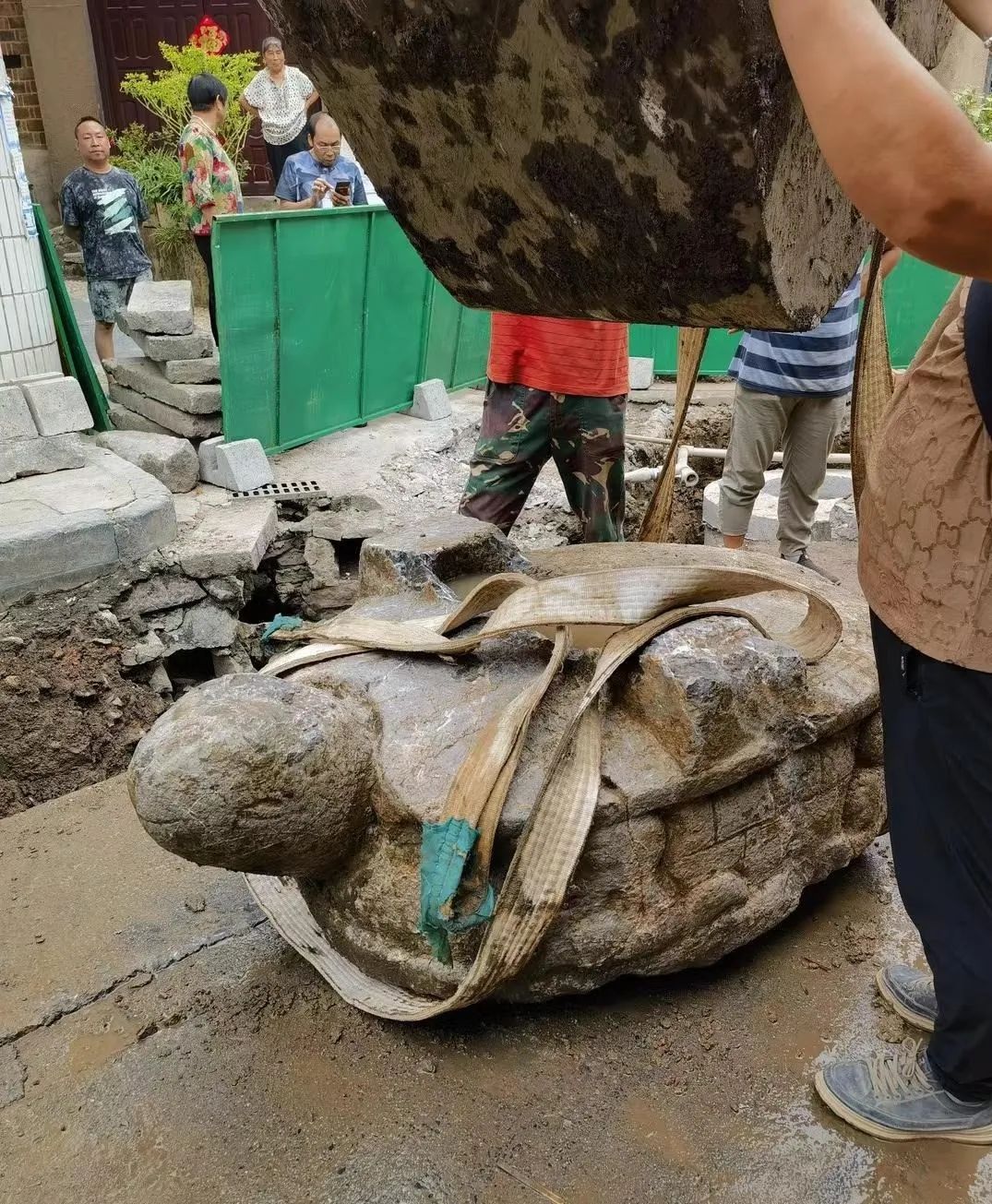湖南武冈一工地挖出一只数千斤重石龟，此前已发现两只，当地：正研究保护方案