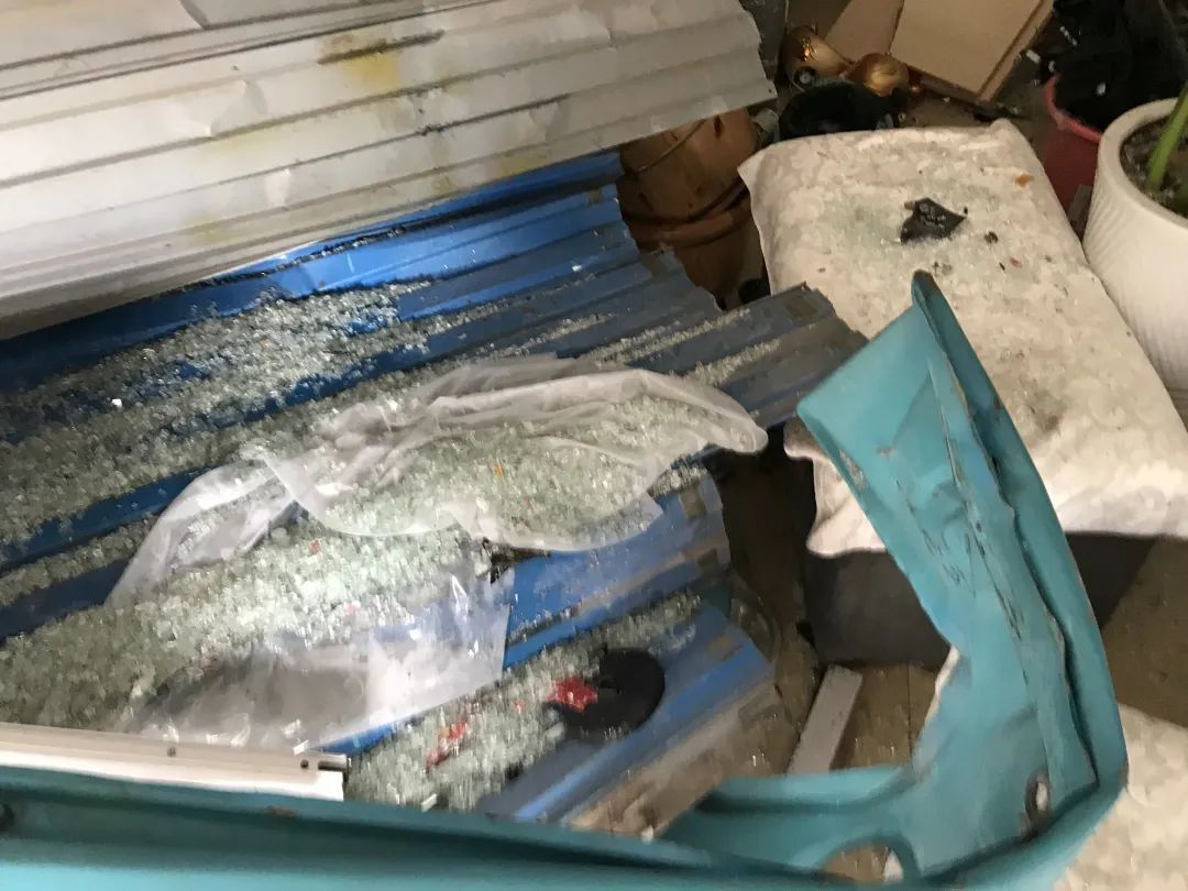 凌晨突发,贵阳一轿车冲入店铺!车主:如厕回来车丢了,在一公里外撞得“稀巴烂”... 凌晨突发,贵阳一轿车冲入店铺!车主:如厕回来车丢了,在一公里外撞得“稀巴烂”...