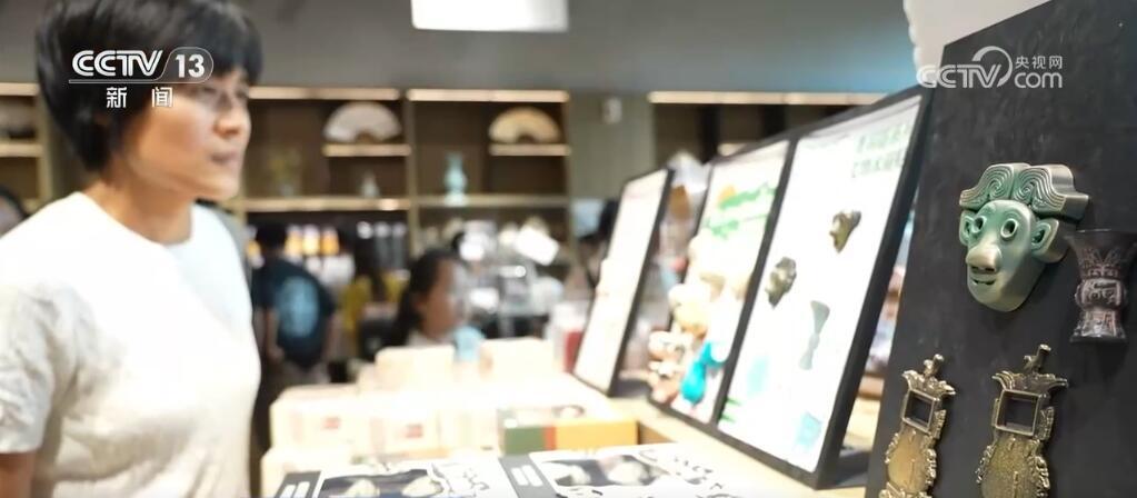 丰富多样文创产品屡次“出圈” 年轻的他们让文化消费“体验化” 丰富多样文创产品屡次“出圈” 年轻的他们让文化消费“体验化”