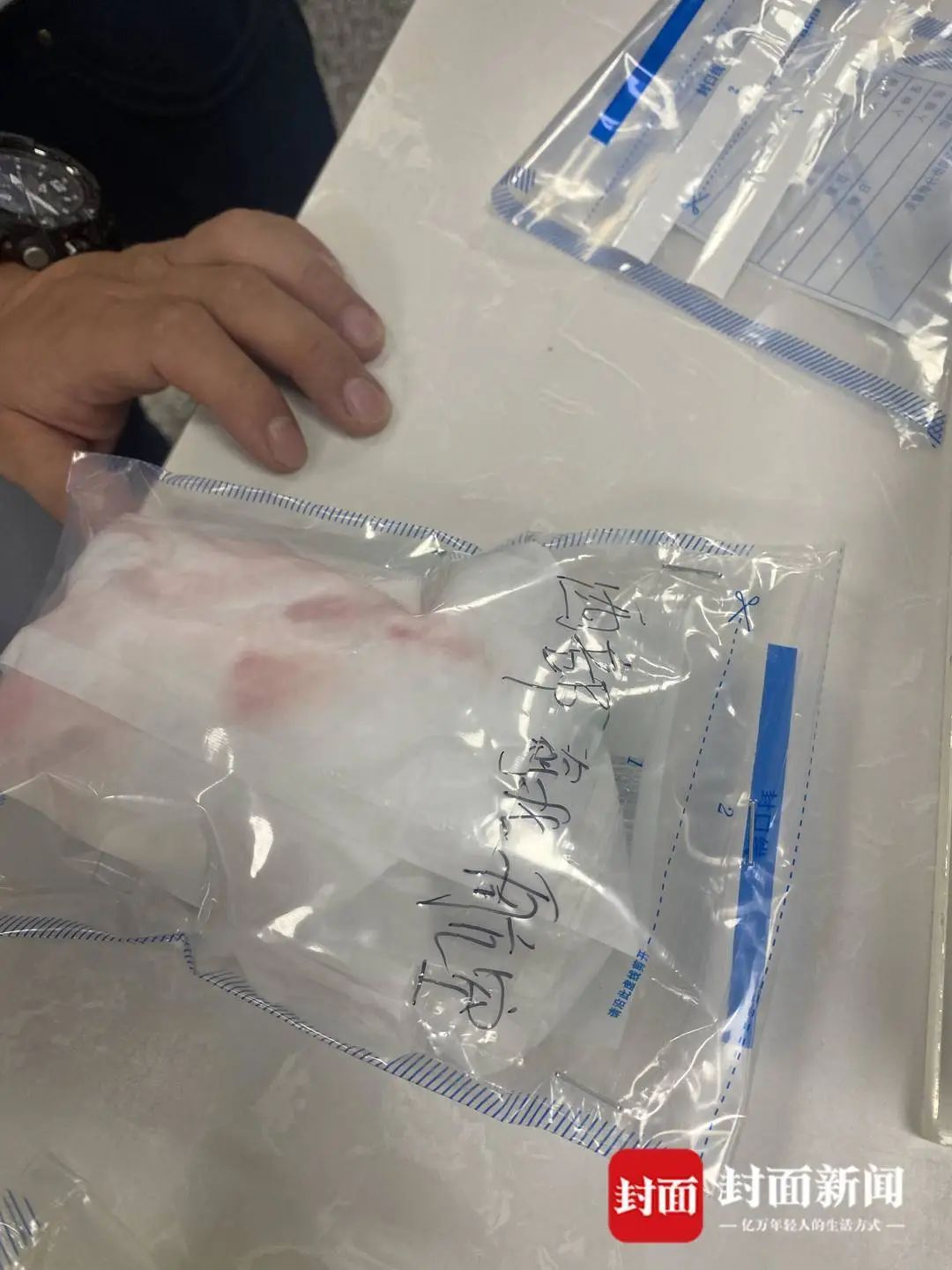 女子乘飞机在置物袋内发现渗血布条，航司多次改口，称“你检查出有问题我们才负责”……