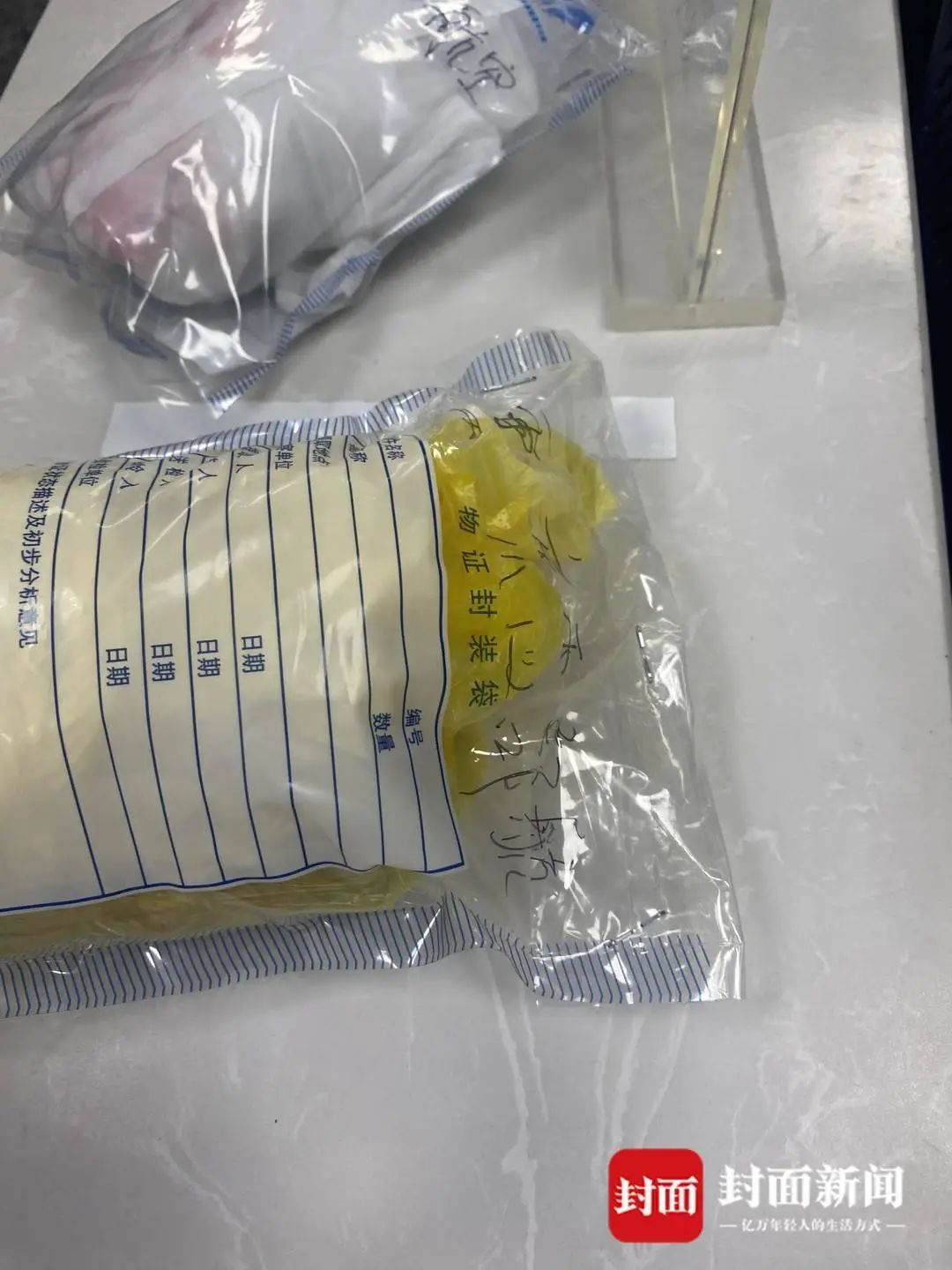 女子乘飞机在置物袋内发现渗血布条，航司多次改口，称“你检查出有问题我们才负责”……