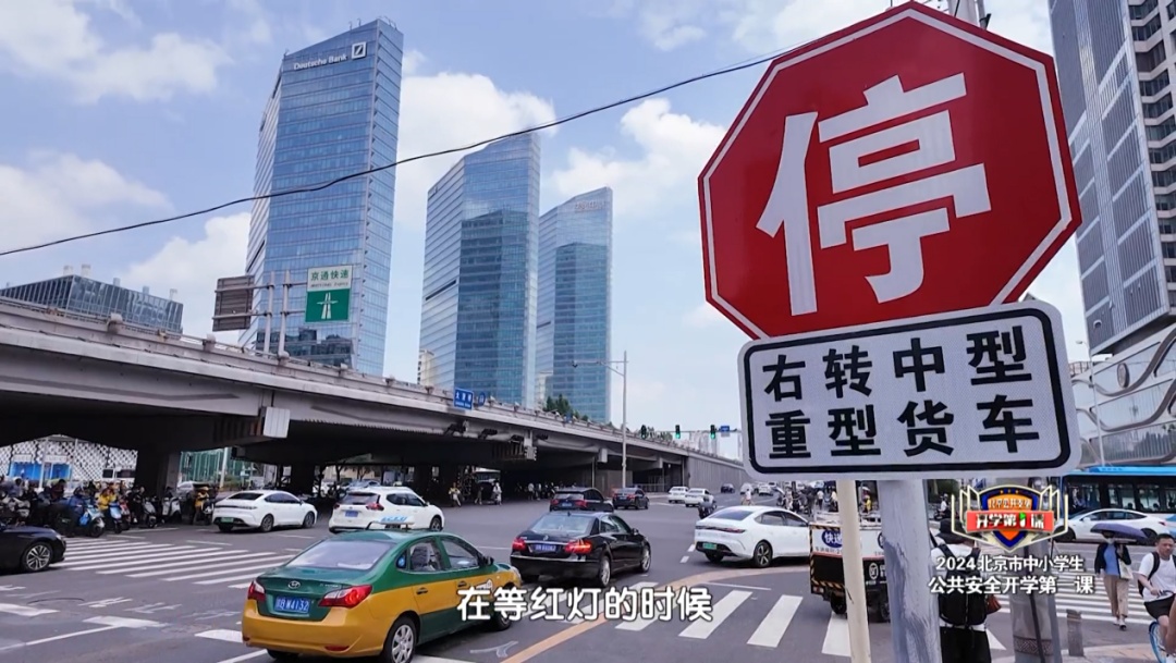 看到务必远离！“死亡弯月”内轮差有多可怕？稍不留神就出事故！