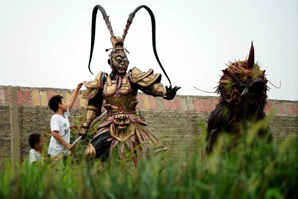 太惊艳！河北小伙用废旧轮胎重现《黑神话：悟空》