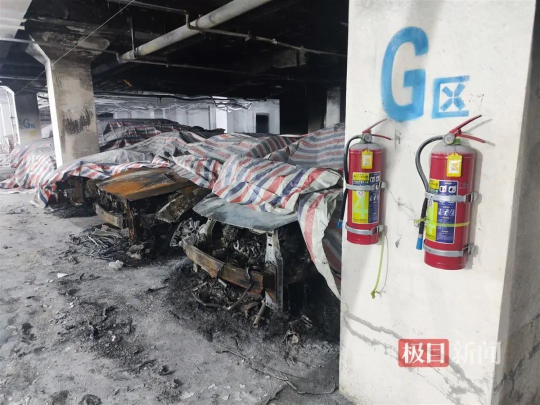 因感情纠纷纵火，致小区多车被烧！警方通报：王某（男，48岁）被刑拘