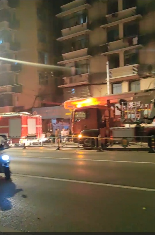 武汉一面馆夜间突发大火,伴有爆炸声!街道办:事发时在熬油 武汉一面馆夜间突发大火,伴有爆炸声!街道办:事发时在熬油