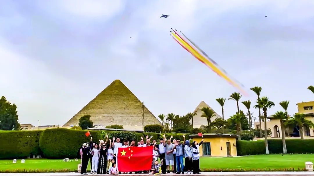 太酷了！中国军机和金字塔拍了“游客照”