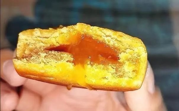 震惊！一只散装月饼二三十元，顾客直呼辣手！