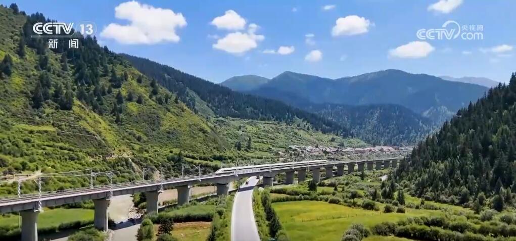 四川九寨沟迎来“高铁时代” 川青铁路或将成为我国最“靓”观光线路