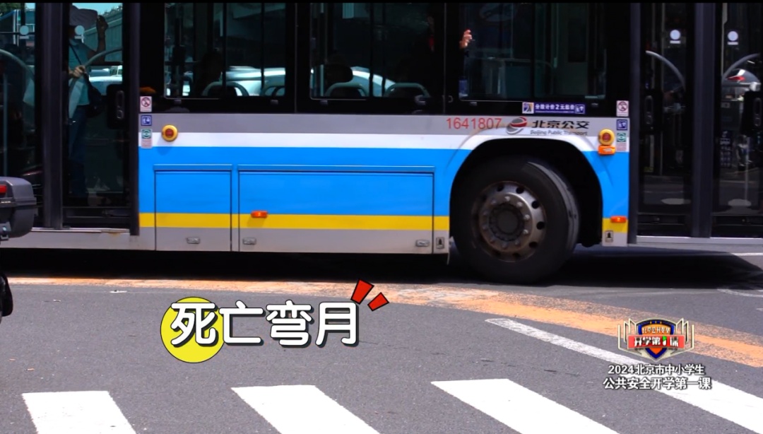 看到务必远离！“死亡弯月”内轮差有多可怕？稍不留神就出事故！