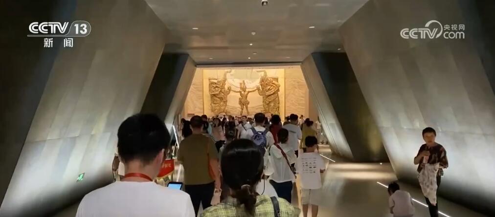 丰富多样文创产品屡次“出圈” 年轻的他们让文化消费“体验化” 丰富多样文创产品屡次“出圈” 年轻的他们让文化消费“体验化”