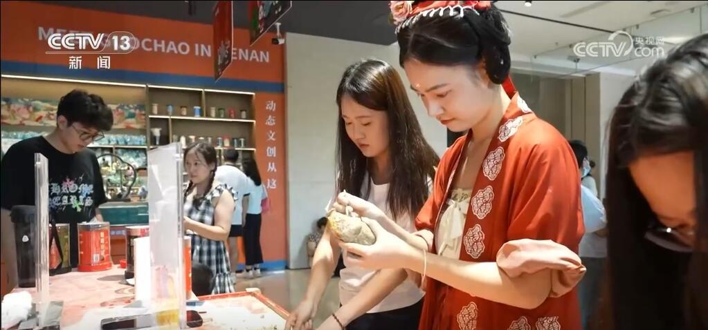 丰富多样文创产品屡次“出圈” 年轻的他们让文化消费“体验化” 丰富多样文创产品屡次“出圈” 年轻的他们让文化消费“体验化”