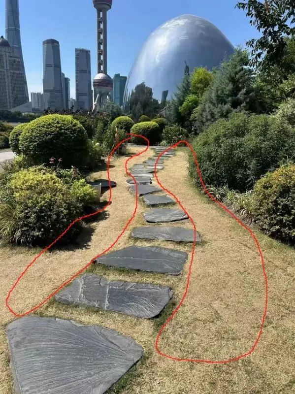 听劝!上海这个网红打卡点临时封闭:草坪被破坏,改造后又被吐槽丑,接着改…… 听劝!上海这个网红打卡点临时封闭:草坪被破坏,改造后又被吐槽丑,接着改……